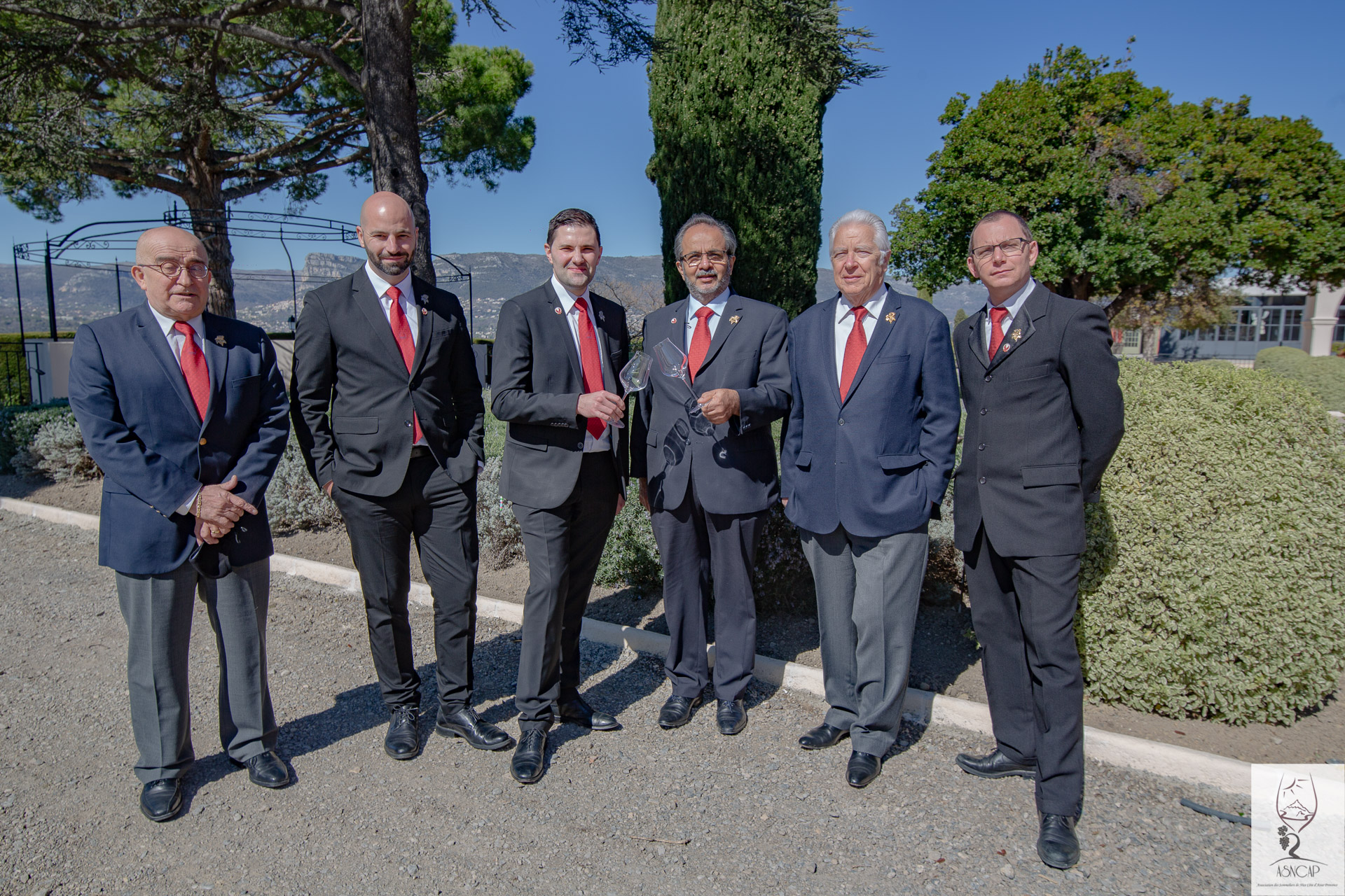 Photo des sommeliers membres du bureau de l'association des sommeliers de Nice Côte d'Azur, dont Florian Guilloteau, président.